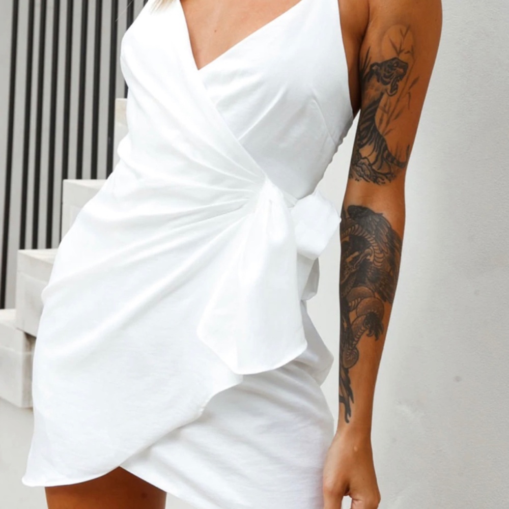 Selfie Leslie Medellin Gathered Detail Side-Tie Dress